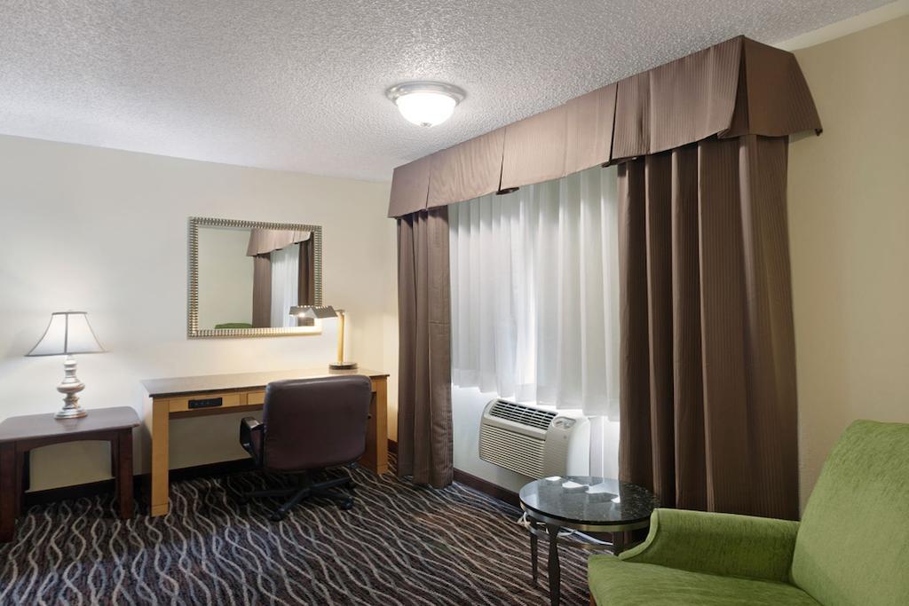 Days Inn By Wyndham Якима Екстериор снимка